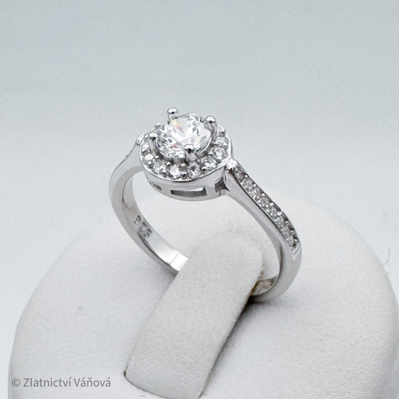 Stříbrný prsten se zirkony